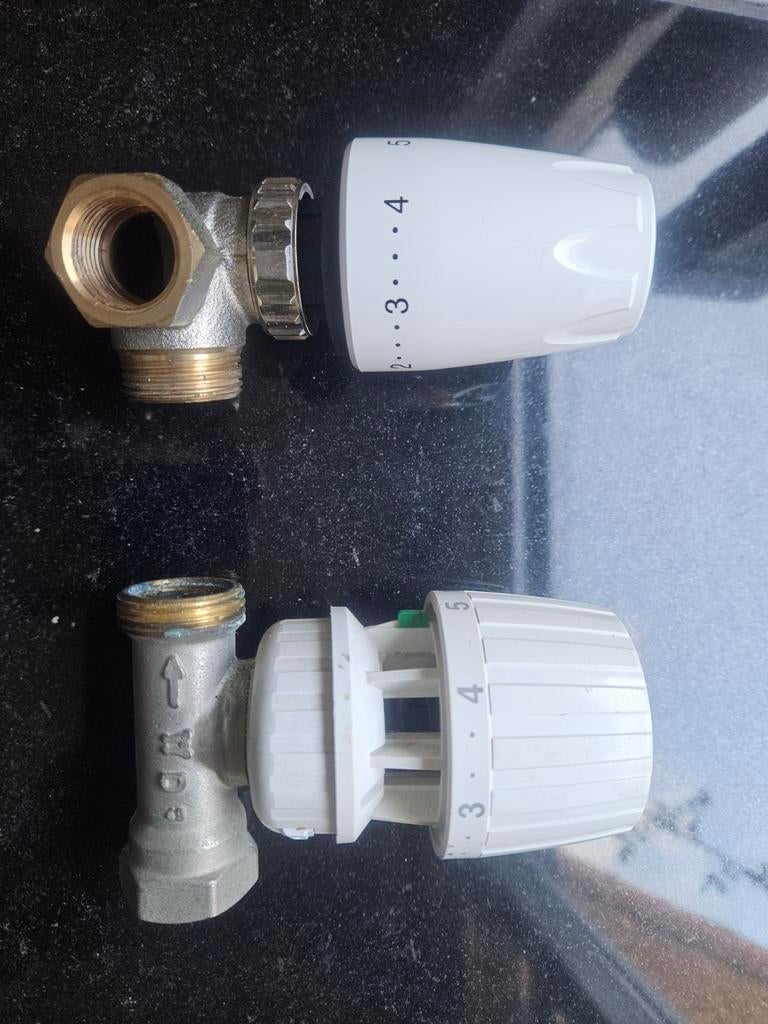 2x thermostatische radiatorkranen, Ophalen of Verzenden, Minder dan 60 cm, Radiator, Minder dan 30 cm