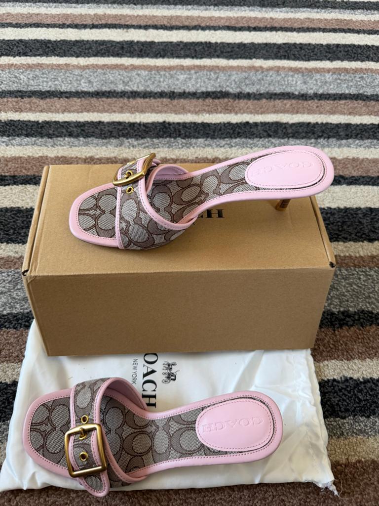 Coach Sandalen met Hak - Roze Monogram, Kleding | Dames, Schoenen, Nieuw, Sandalen of Muiltjes, Roze, Ophalen of Verzenden