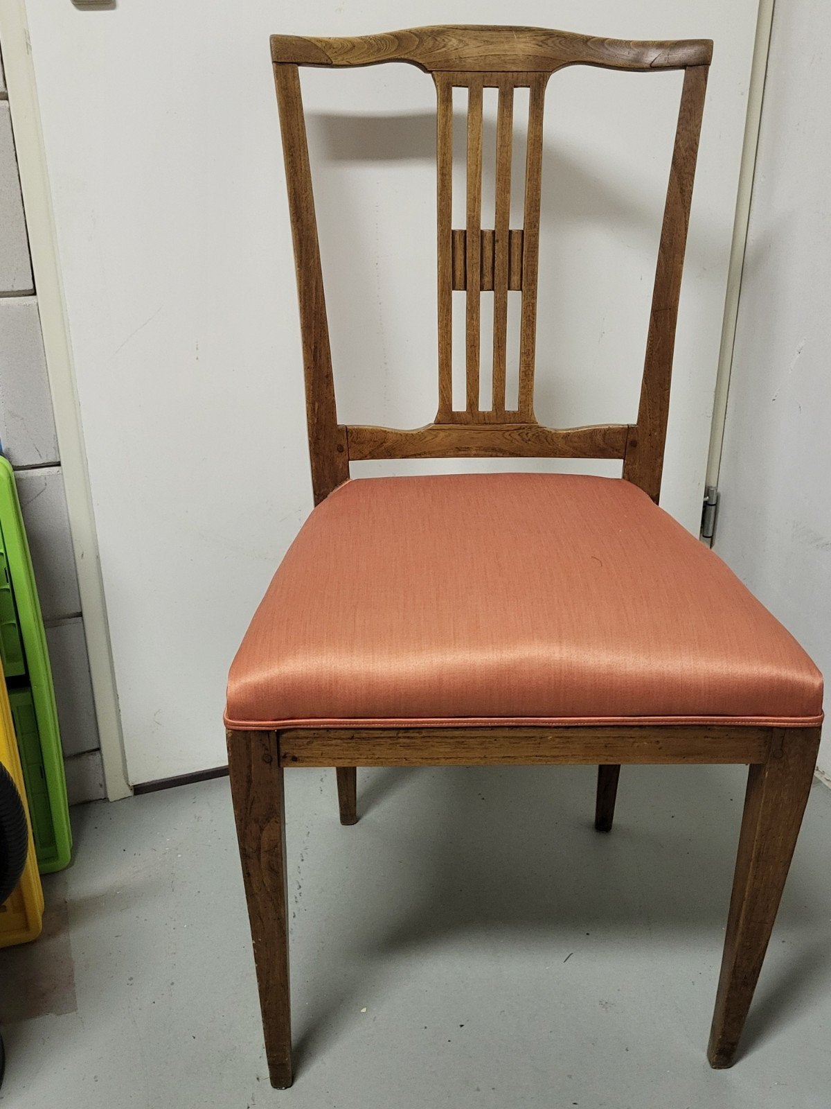 Antieke houten stoel met oranje bekleding, Ophalen