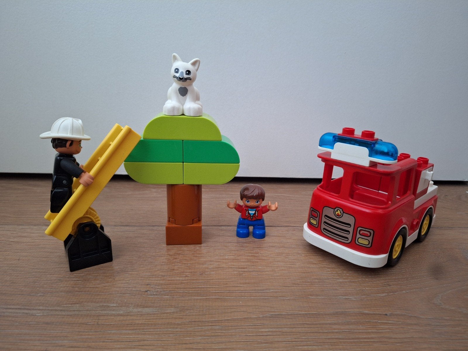 Duplo 10901 Brandweerwagen met brandweerman en kat, Kinderen en Baby's, Speelgoed | Duplo en Lego, Ophalen of Verzenden, Zo goed als nieuw