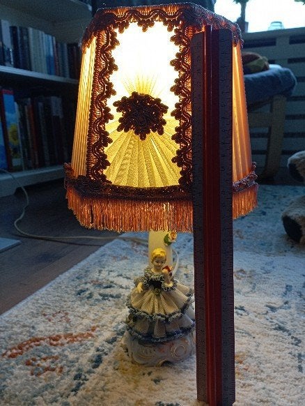 Diverse Porseleinen Beeldjes en Lamp met Kant, Antiek en Kunst, Ophalen