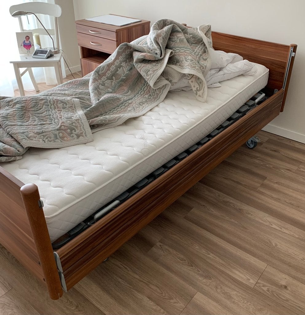 Te koop hoog-laag bed + nachtkastje, Huis en Inrichting, Ophalen, Overige materialen, Bruin, 210 cm