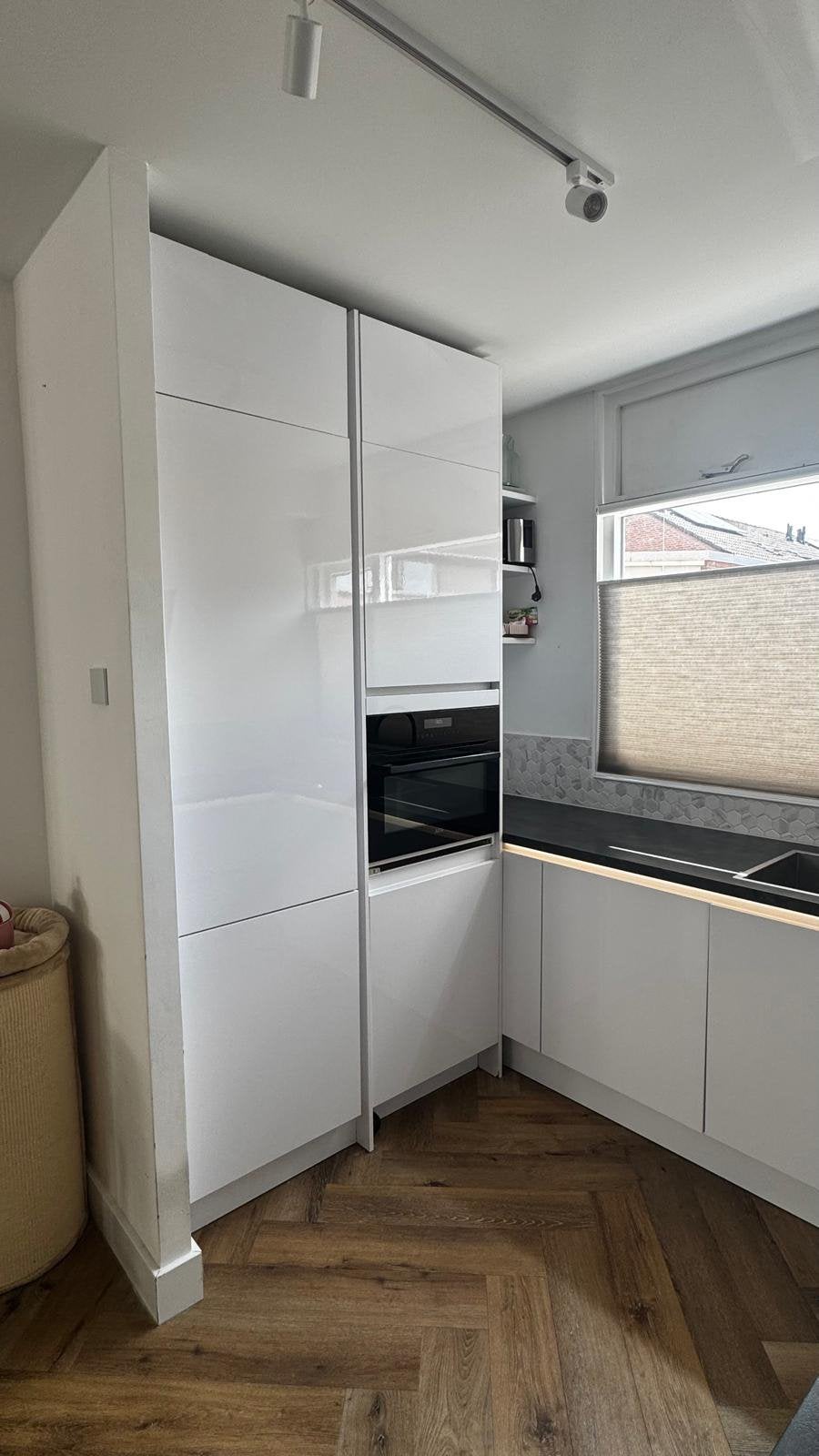 Mooie witte greeploze keuken met oven en koel-vriescombinati, Ophalen, Gebruikt, Overige materialen, Wit