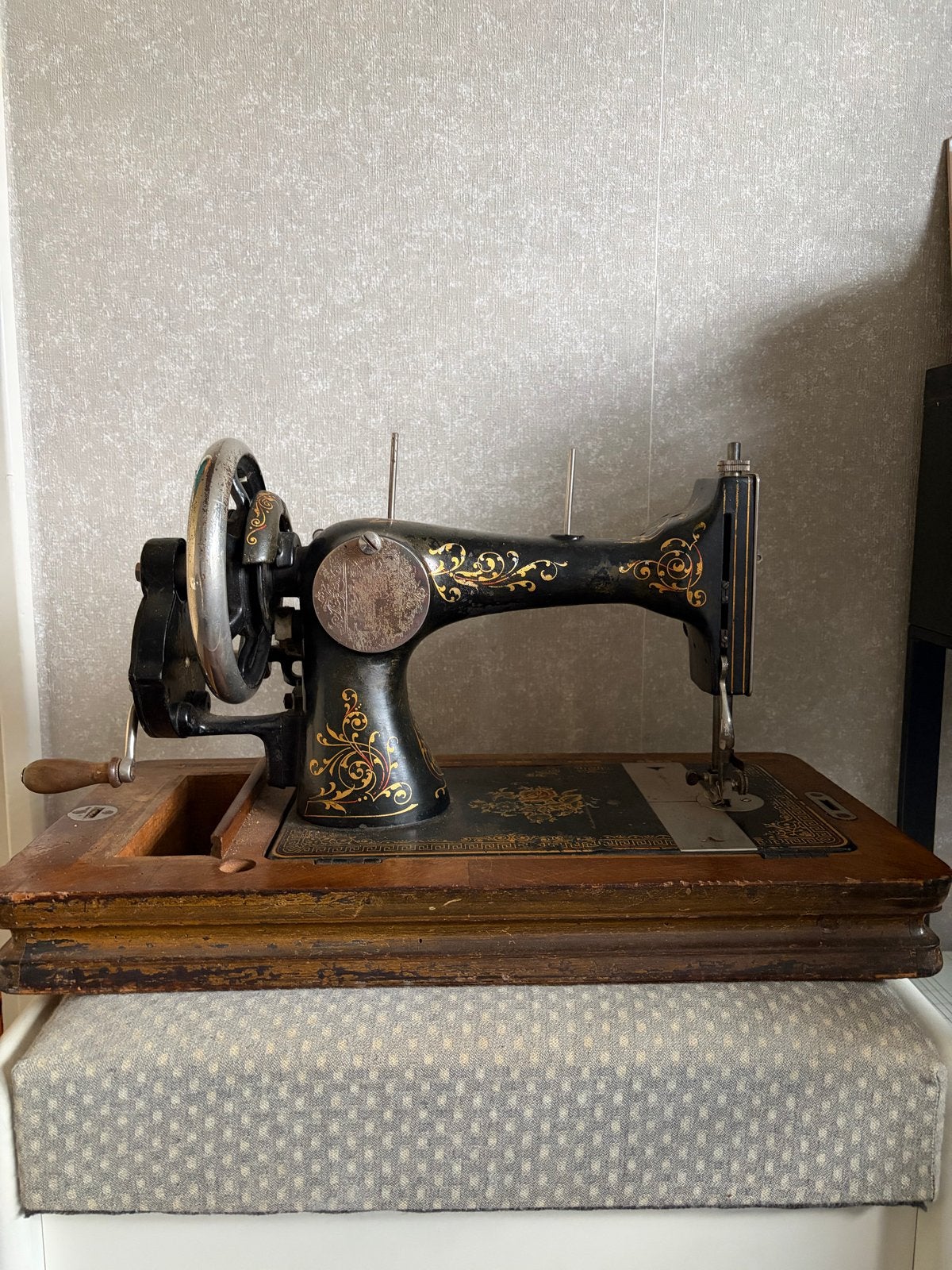 Antieke Singer naaimachine met houten onderstel, Ophalen