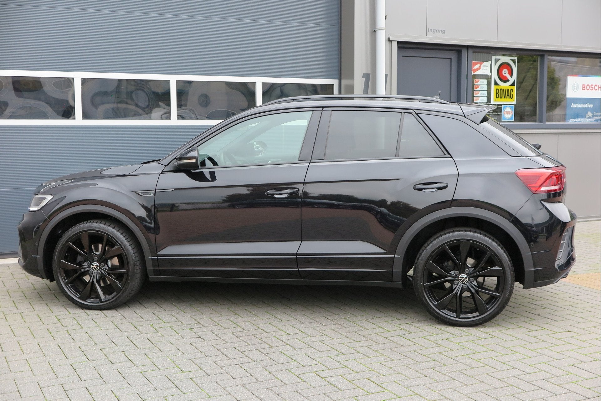 Volkswagen T-Roc 1.5 TSI 150pk DSG R-Line Black Style Virtua, Auto's, 1258 kg, 4 cilinders, Alcantara, Zwart