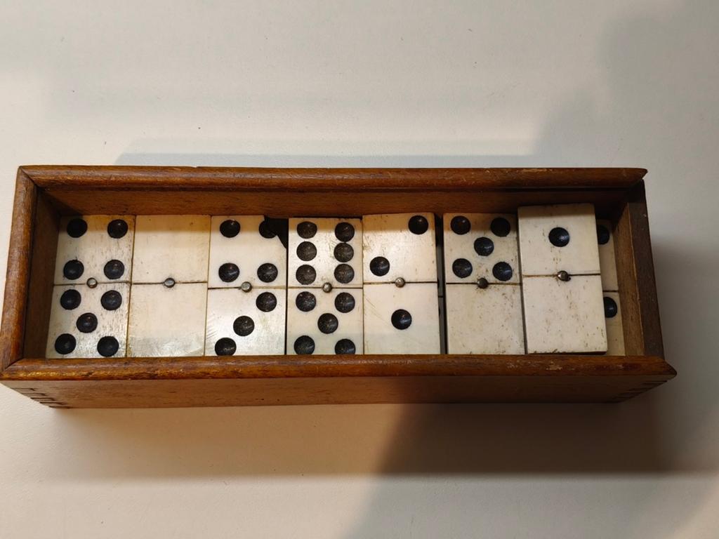 Antiek Domino Spel - Been en Ebbenhout in Doos, Een of twee spelers, Ophalen of Verzenden, Gebruikt, Onbekend