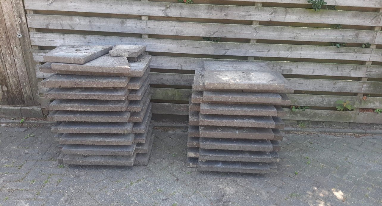 Gratis afhalen. Circa 30 gebruikte hele tegels, Tuin en Terras, Tegels en Klinkers, Ophalen, Gebruikt, Minder dan 5 m², Beton