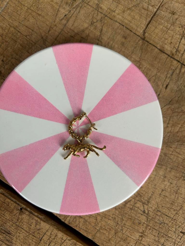 By Nouck Gouden oorbel met panter hanger, Verzenden, Gebruikt, Goud, Hangers