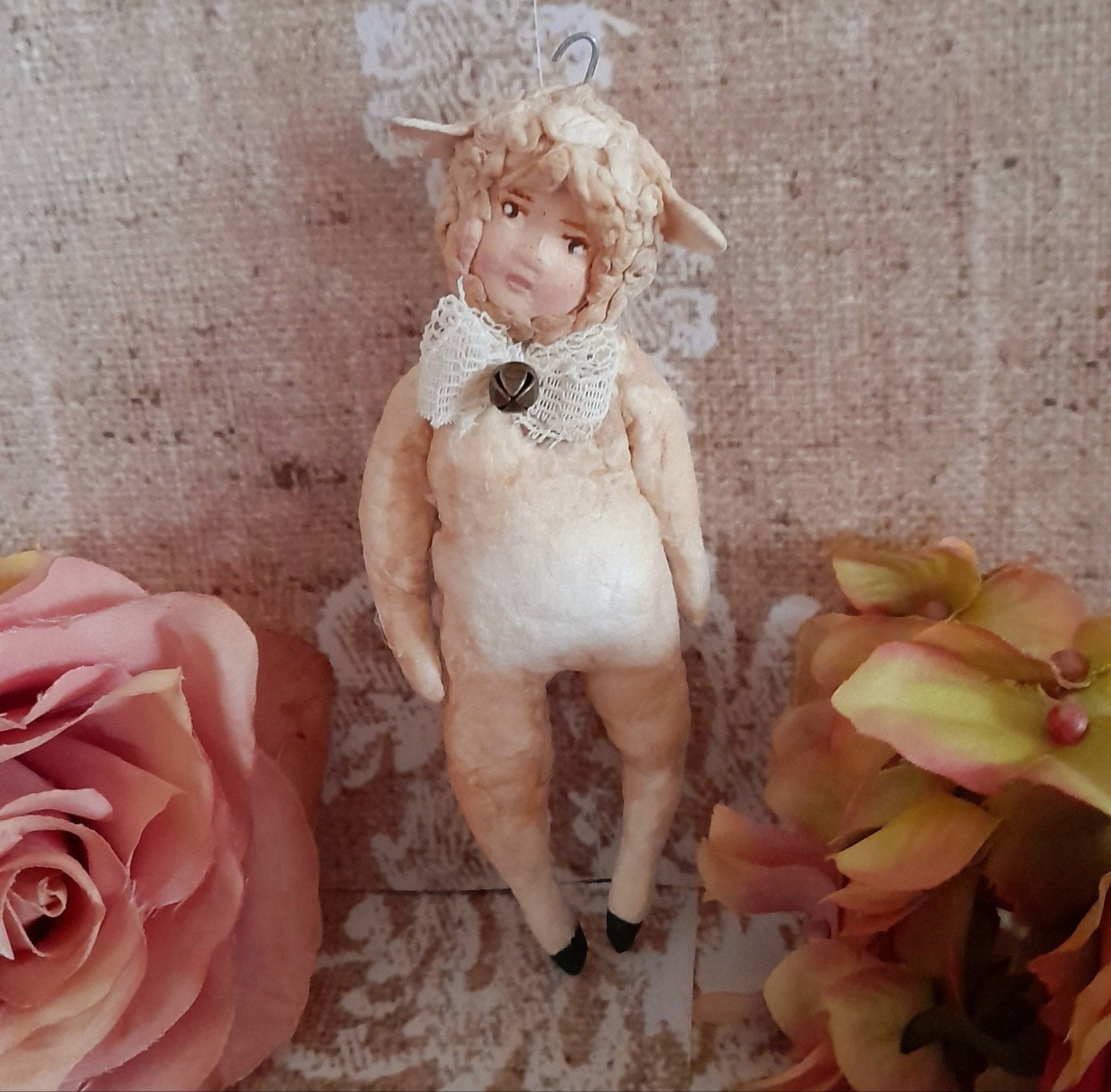 Prachtig brocante wattenpopje Schaapje met belletje Kerst, Ophalen of Verzenden