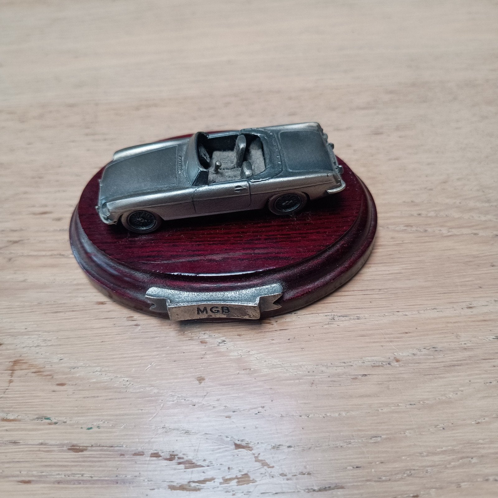 MGB miniatuur auto op houten sokkel - Verzilverd, Ophalen of Verzenden, Zo goed als nieuw, Auto, Overige merken