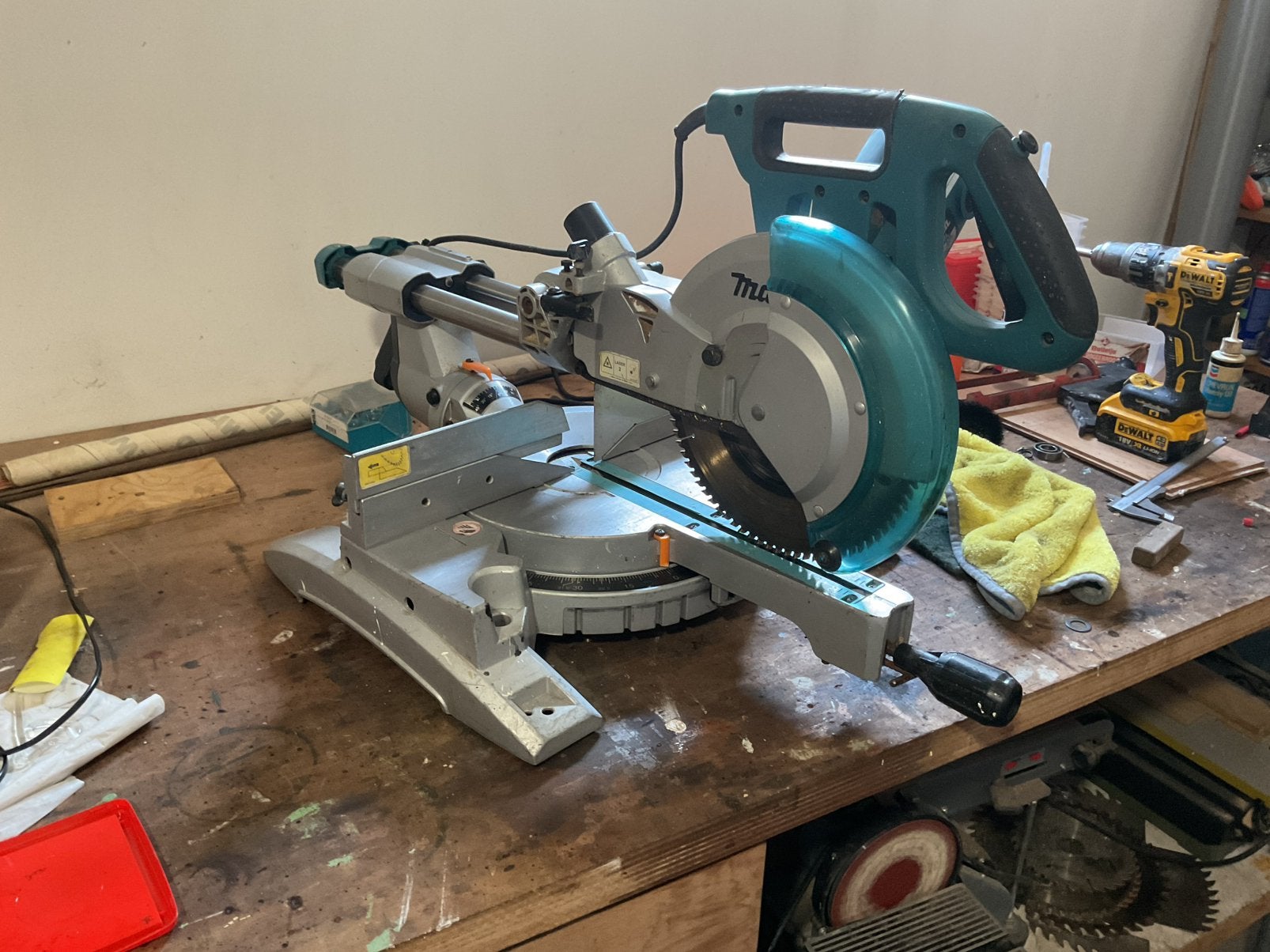 Makita verstek/ afkortzaag, Doe-het-zelf en Verbouw, Ophalen, 1200 watt of meer, Afkortzaag, 70 mm of meer