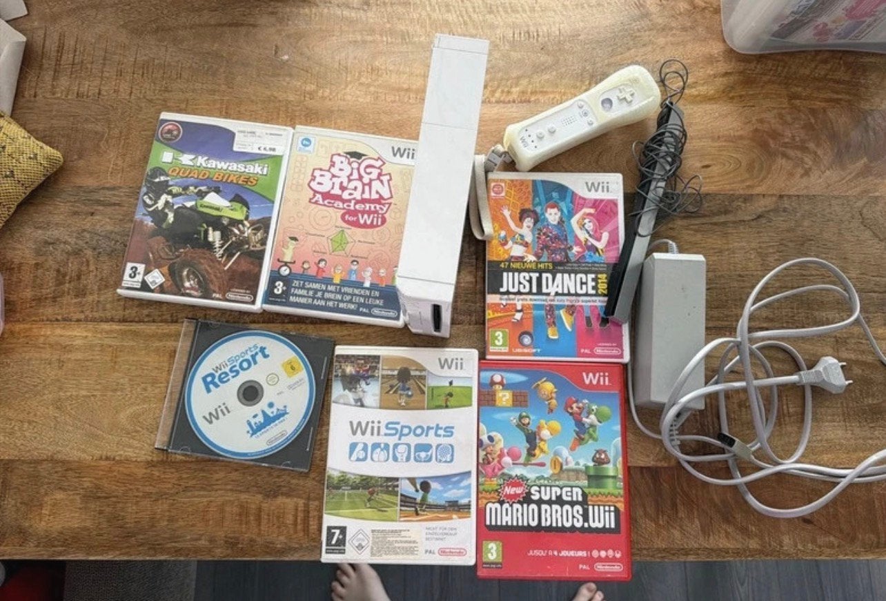 Wii pakket, Ophalen, Zo goed als nieuw, Met 1 controller, Met games