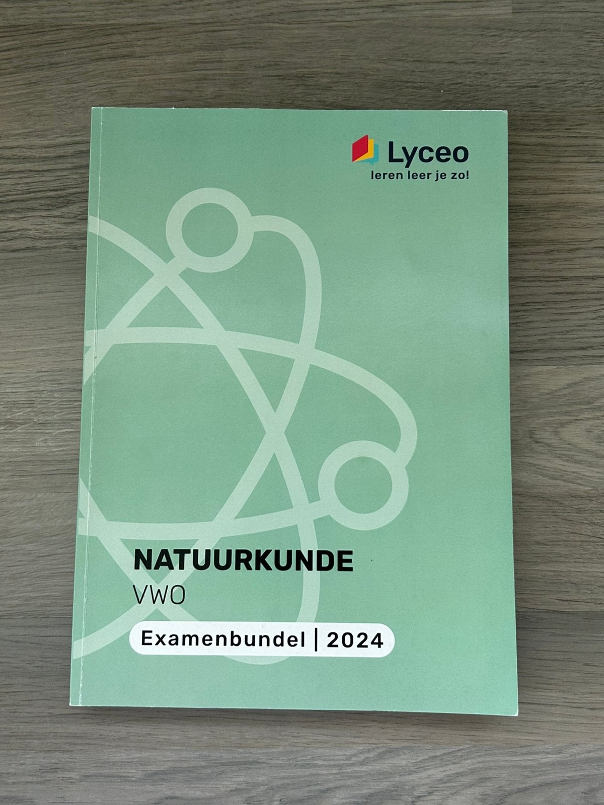 Examenbundel lyceo natuurkunde vwo 2024, Boeken, Ophalen of Verzenden, Gelezen, VWO, Natuurkunde