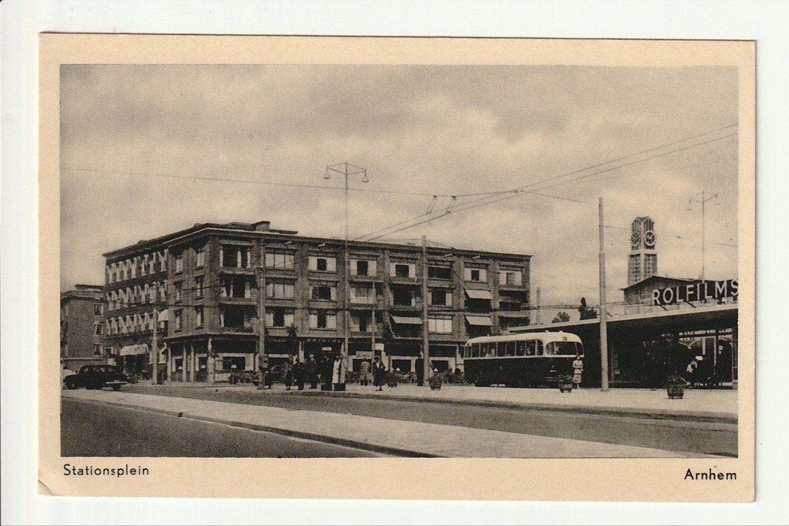ARNHEM STATIONSPLEIN KLOKKETOREN GEMEENTE DIESEL STADSBUS, Ophalen of Verzenden, 1940 tot 1960, Ongelopen, Gelderland