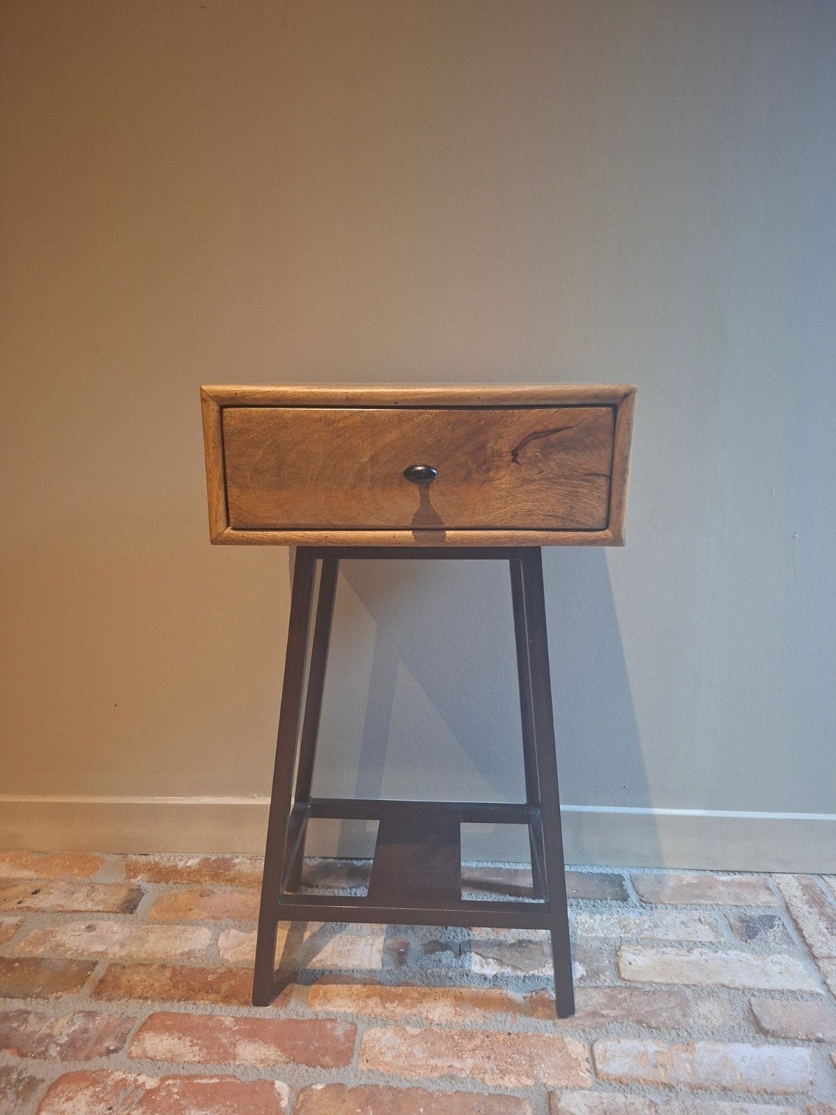 Houten bijzettafel met lade - industrieel design, Ophalen, Minder dan 55 cm, Gebruikt, Rechthoekig