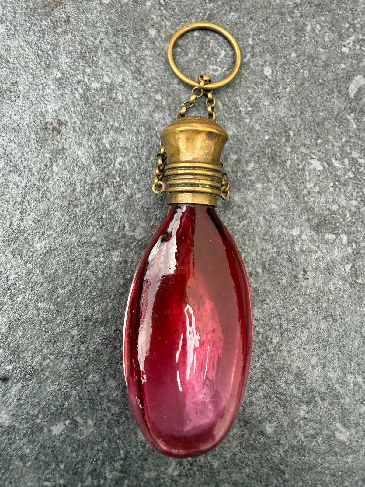 Antieke Rode Glazen Fles met Messing Dop en Sleutelhanger, Antiek en Kunst, Ophalen of Verzenden