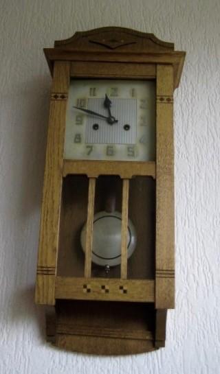 MOOIE HOUTEN ANTIEKE KLOK , LEUK BEWERKT  100 JAAR ,, Ophalen