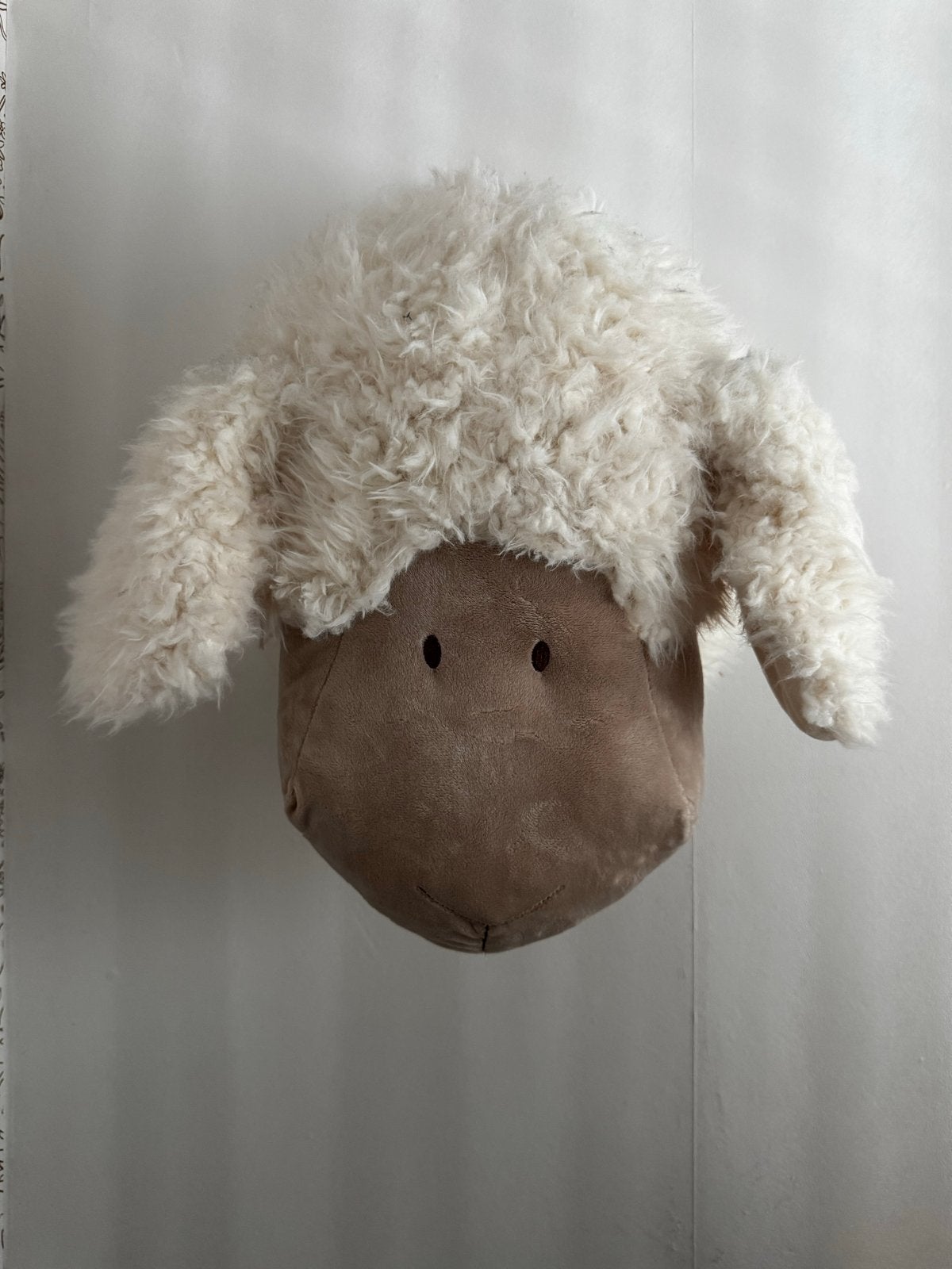 Schattig knuffel schapenhoofd wanddecoratie XL, Ophalen, Zo goed als nieuw, Wit, Textiel