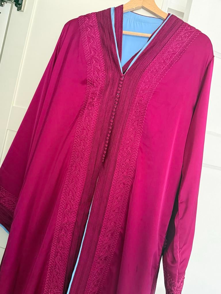 Mooie bordeauxrode kaftan met blauwe accenten, Ophalen of Verzenden, Zo goed als nieuw, Maat 42/44 (L), Onder de knie