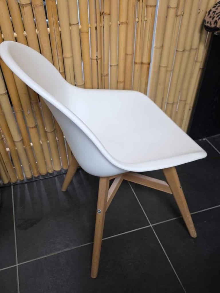 Mooie Ikea kuip stoelen 4 stuks
2 met leuning 2 zonder leuni, Huis en Inrichting, Stoelen, Ophalen, Zo goed als nieuw, Wit