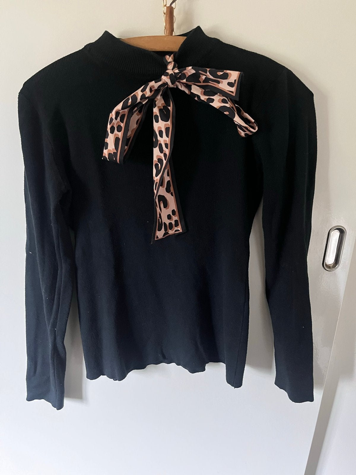 Zwarte trui met leopard strik - J&S Millenium, Ophalen of Verzenden, Gedragen, Maat 36 (S), Zwart