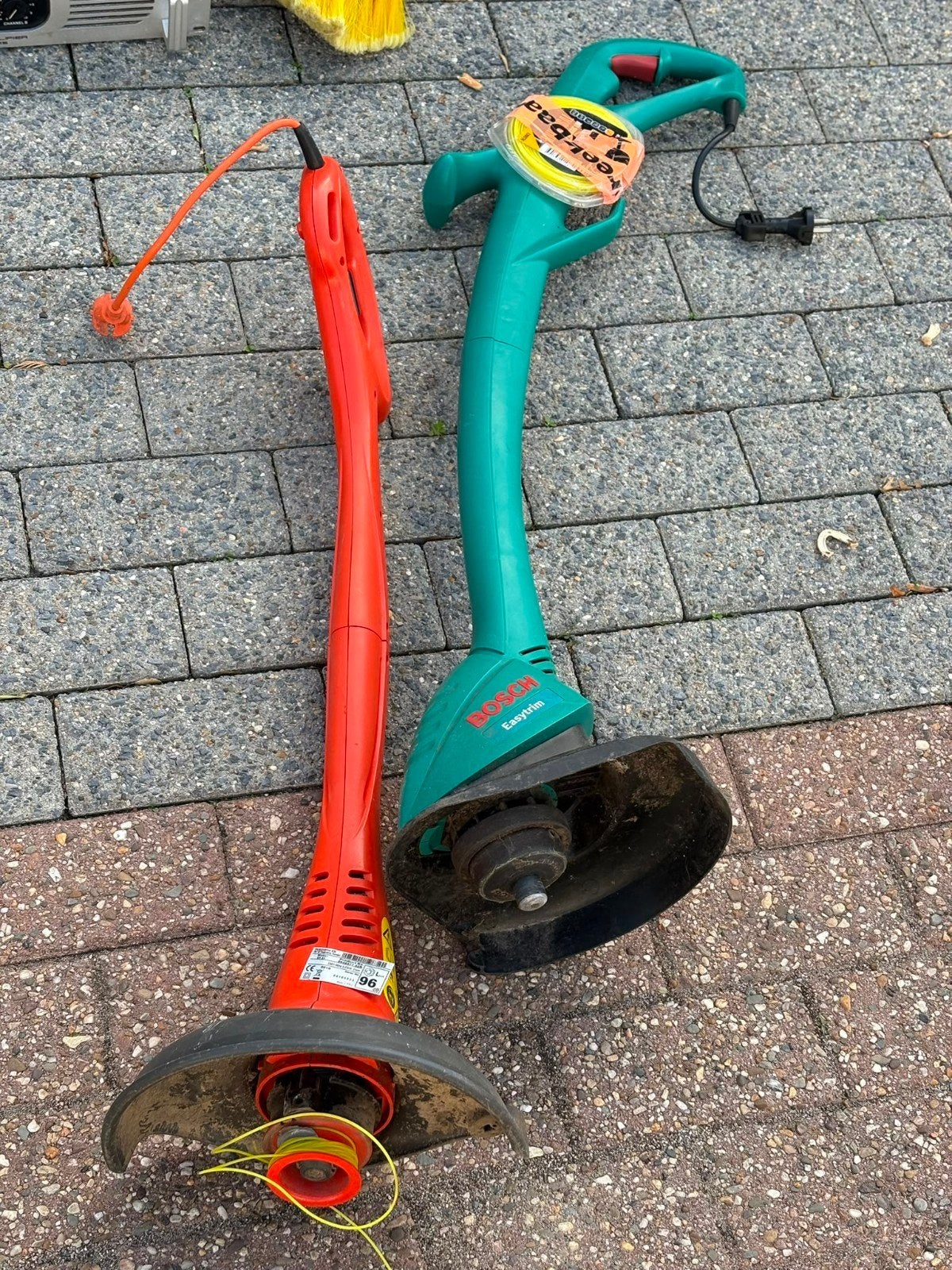 Bosch Easytrim en onbekende elektrische grastrimmer, Cirkelmaaier, Gebruikt, Elektrische grasmaaier, Minder dan 30 cm