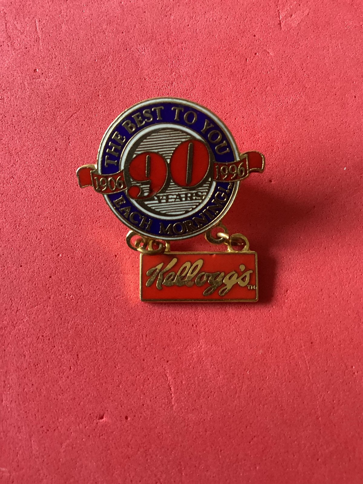 Pin Kellogg’s 90 jaar, Verzenden, Zo goed als nieuw, Merk, Speldje of Pin