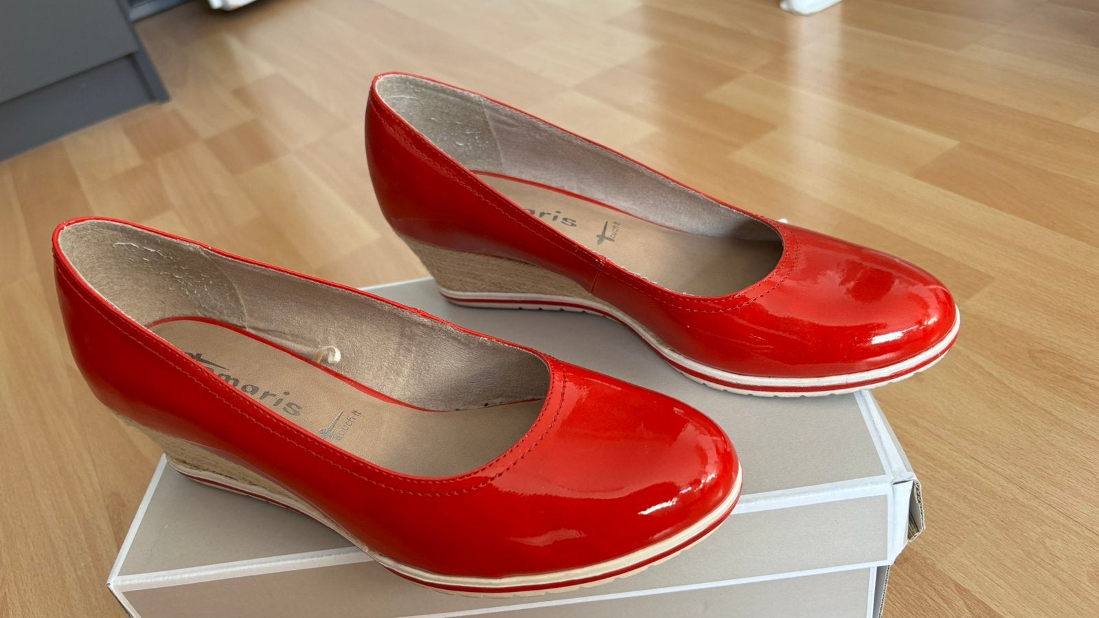 Supermooie rode lakschoenen met sleehak maat 40, Ophalen of Verzenden, Zo goed als nieuw, Rood