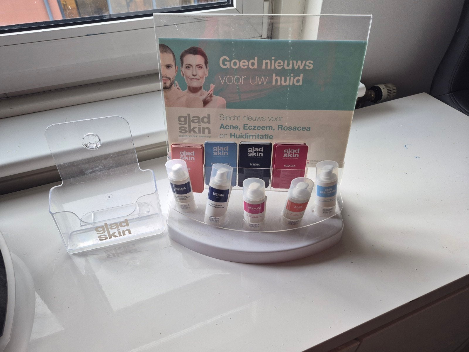Gladskin huidverzorgingsstandaard met testers, Ophalen of Verzenden
