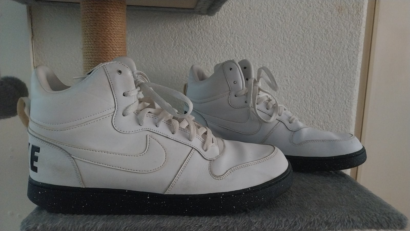 Nike Court Borough Mid 2 - Witte sneakers met zwarte zool, Wit, Ophalen of Verzenden, Sneakers of Gympen, Zo goed als nieuw