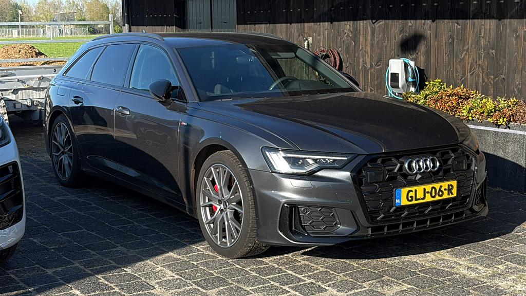 Audi A6 55 Tfsi e Quattro 367pk S Tronic 2023 Grijs, Auto's, Audi, Bedrijf, A6, Trekhaak, Hybride Elektrisch/Benzine, Plug-in hybride