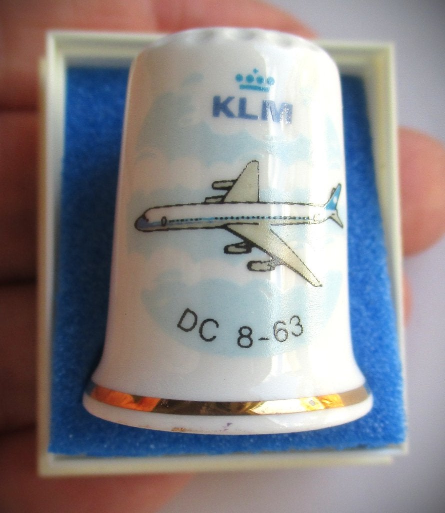 KLM  DC 8-63 Vingerhoed~Nieuw doosje~Blad goud rand~Porsel, Verzamelen, Ophalen of Verzenden, Nieuw, Overige typen