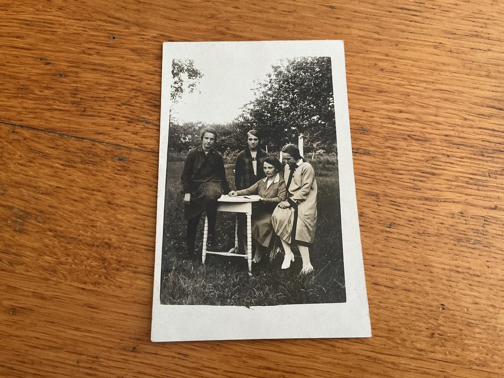 O631 vier vrouwen, Ophalen of Verzenden, Voor 1940, Zo goed als nieuw