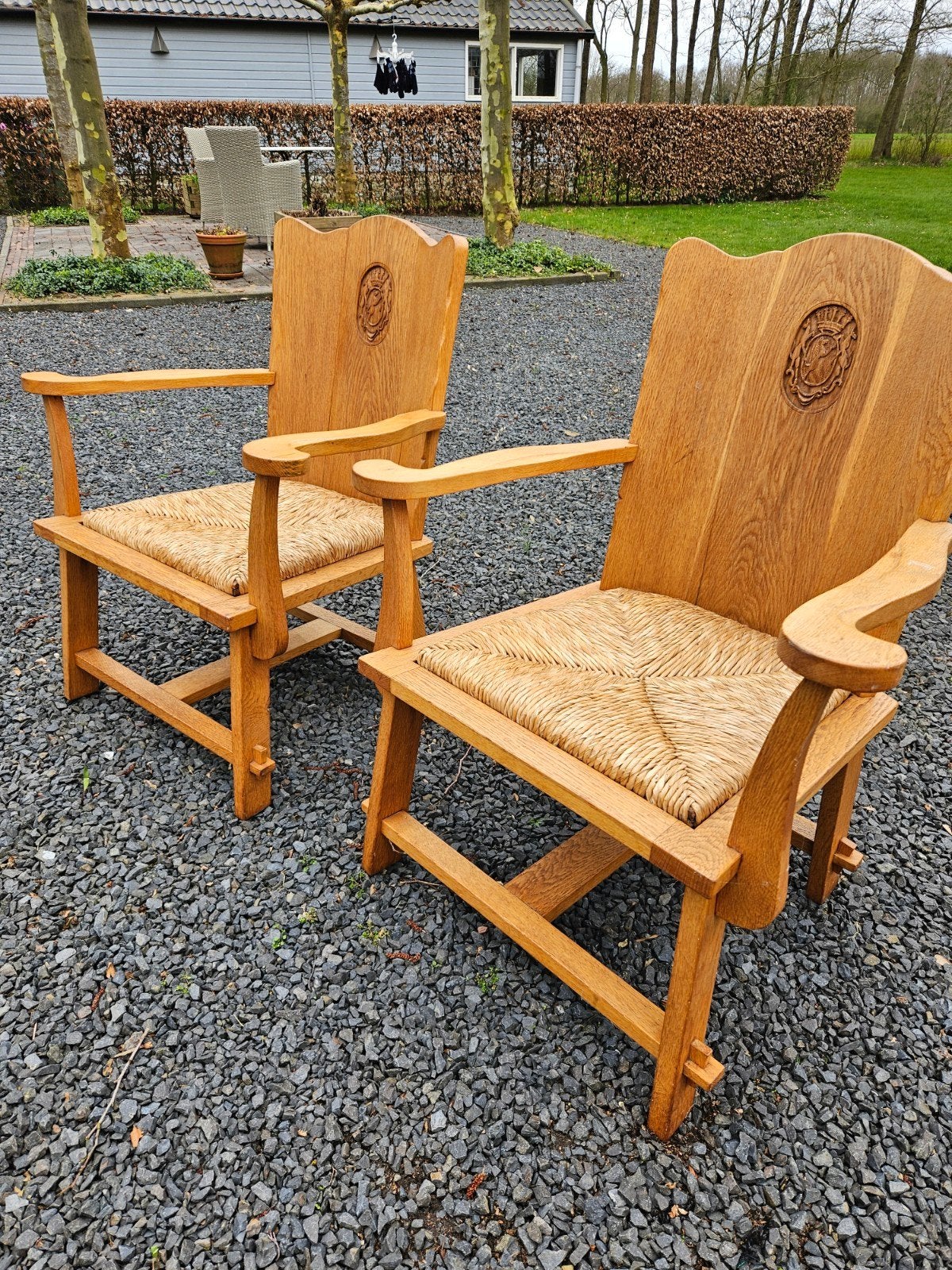 2 Eiken Kasteelstoelen met familiewapen, Ophalen
