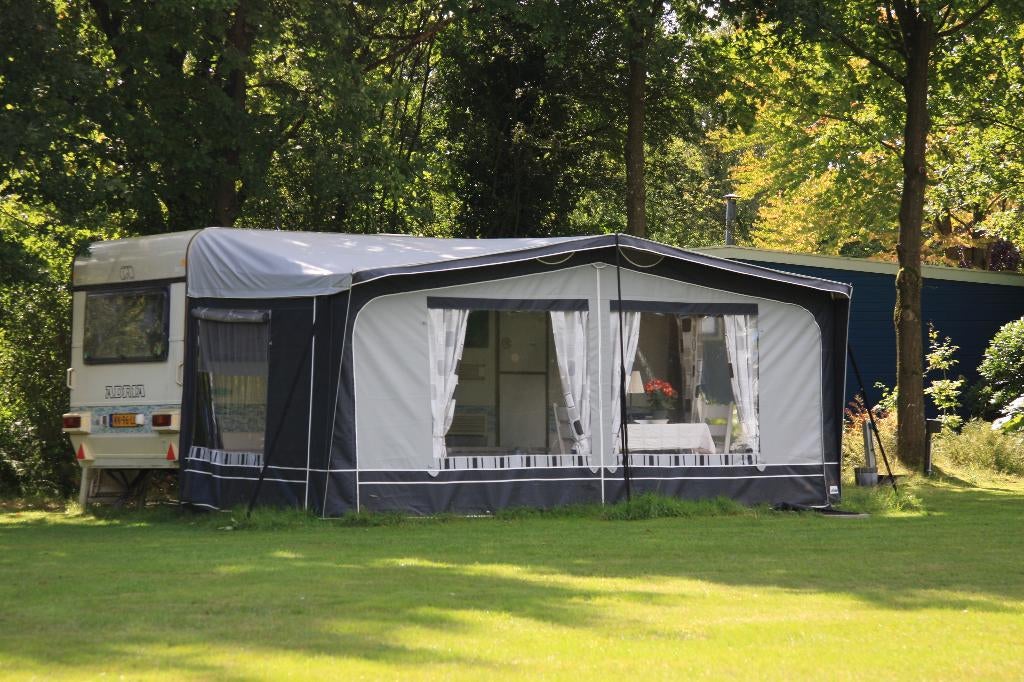 Caravan ADRIA, met voortent, ondervloer en meer., Ringverwarming, Treinzit, 750 - 1000 kg, Particulier