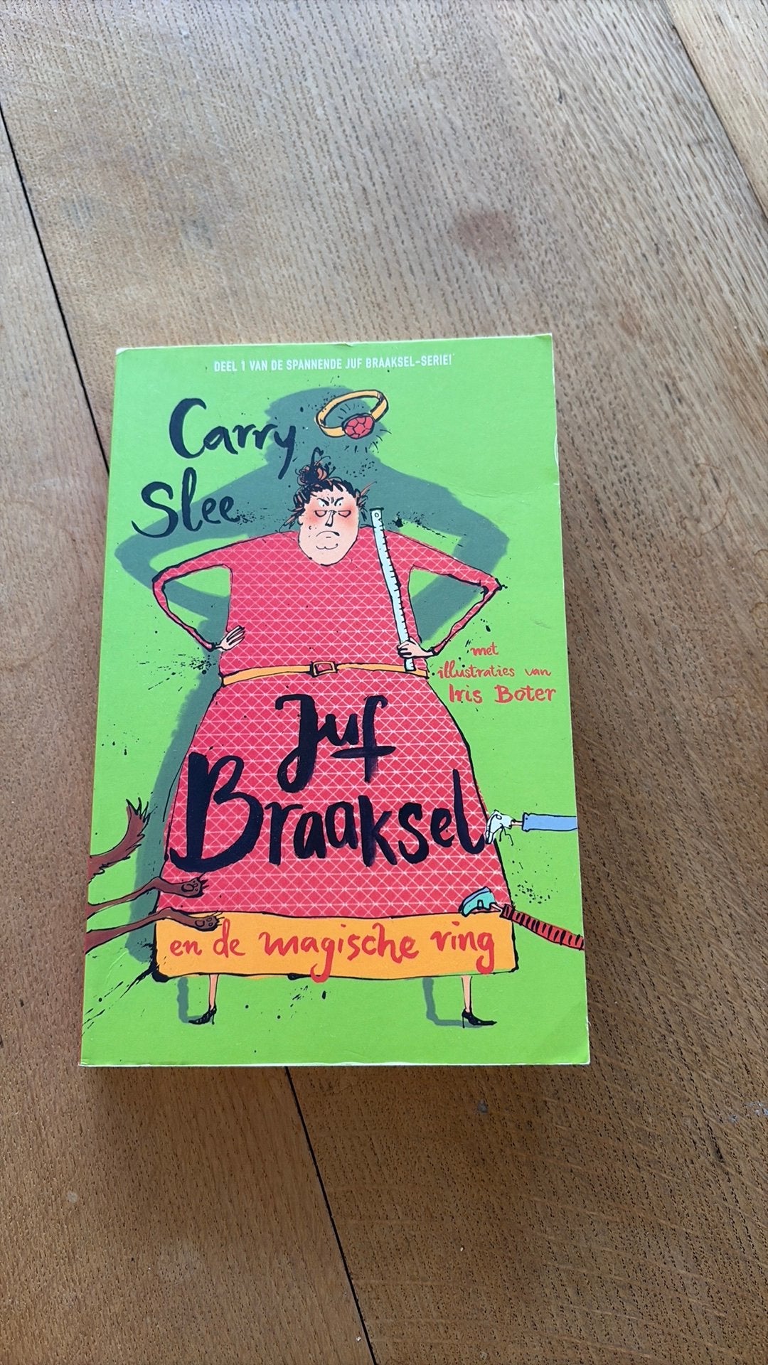 Kinderboek: juf Braaksel - en de magische ring (Carrie Slee), Ophalen