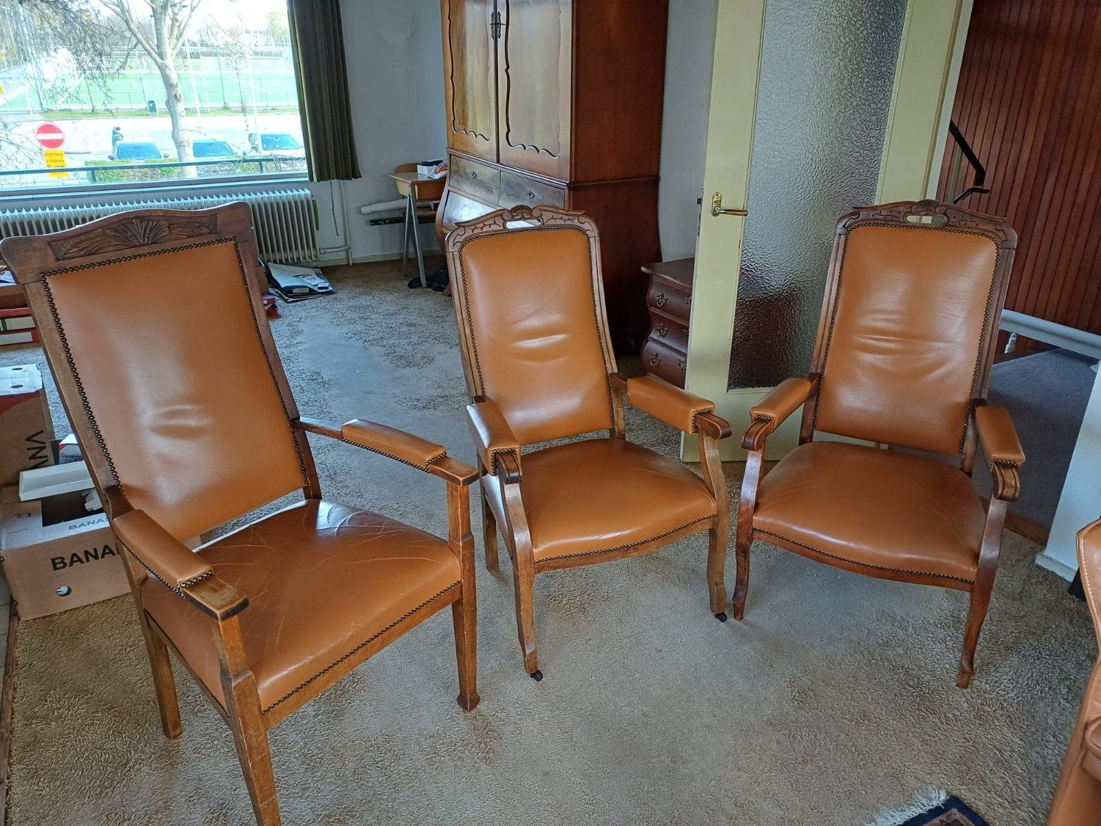Drie brocante stoelen met leren bekleding, Ophalen
