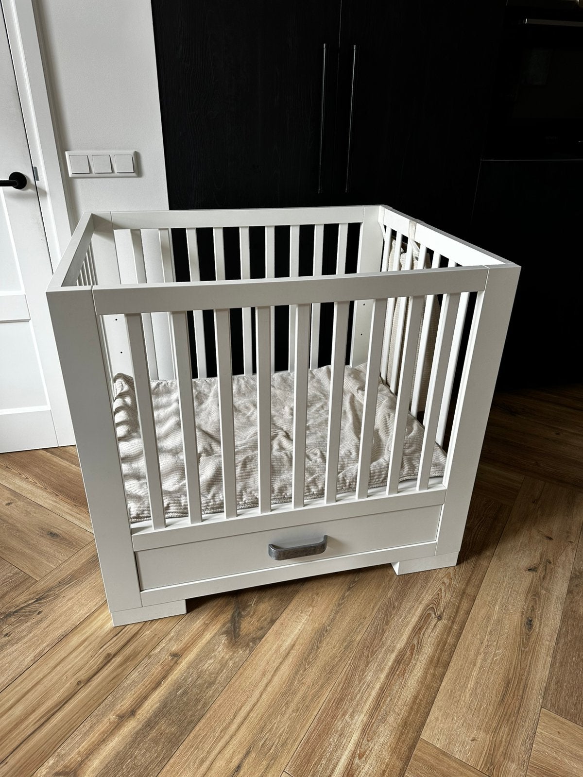 Kidsmill baby box Brent, Ophalen, Gebruikt, Vierkant, In hoogte verstelbaar