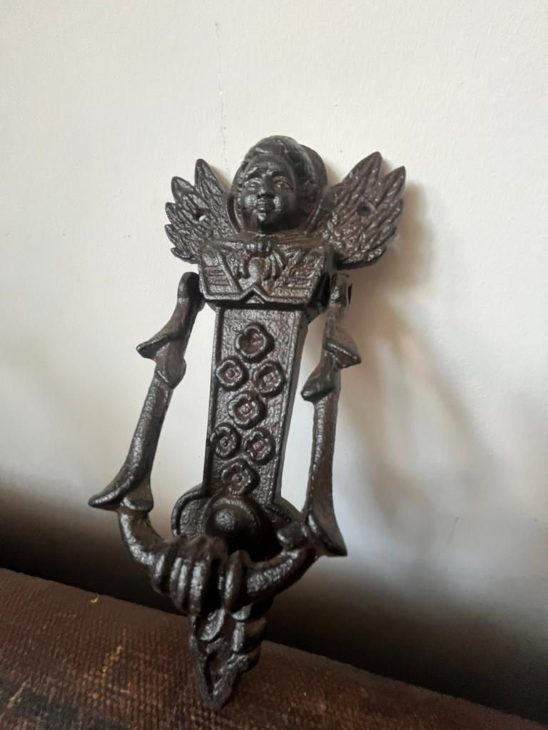 Antieke gietijzeren deurklopper met engelmotief, Antiek en Kunst, Ophalen of Verzenden