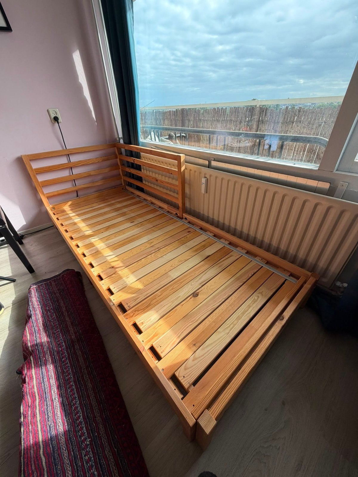 IKEA Tarva tweepersoons bedbank met lattenbodem, Huis en Inrichting, Slaapkamer | Bedden, Ophalen, Bruin, Tweepersoons, Overige maten