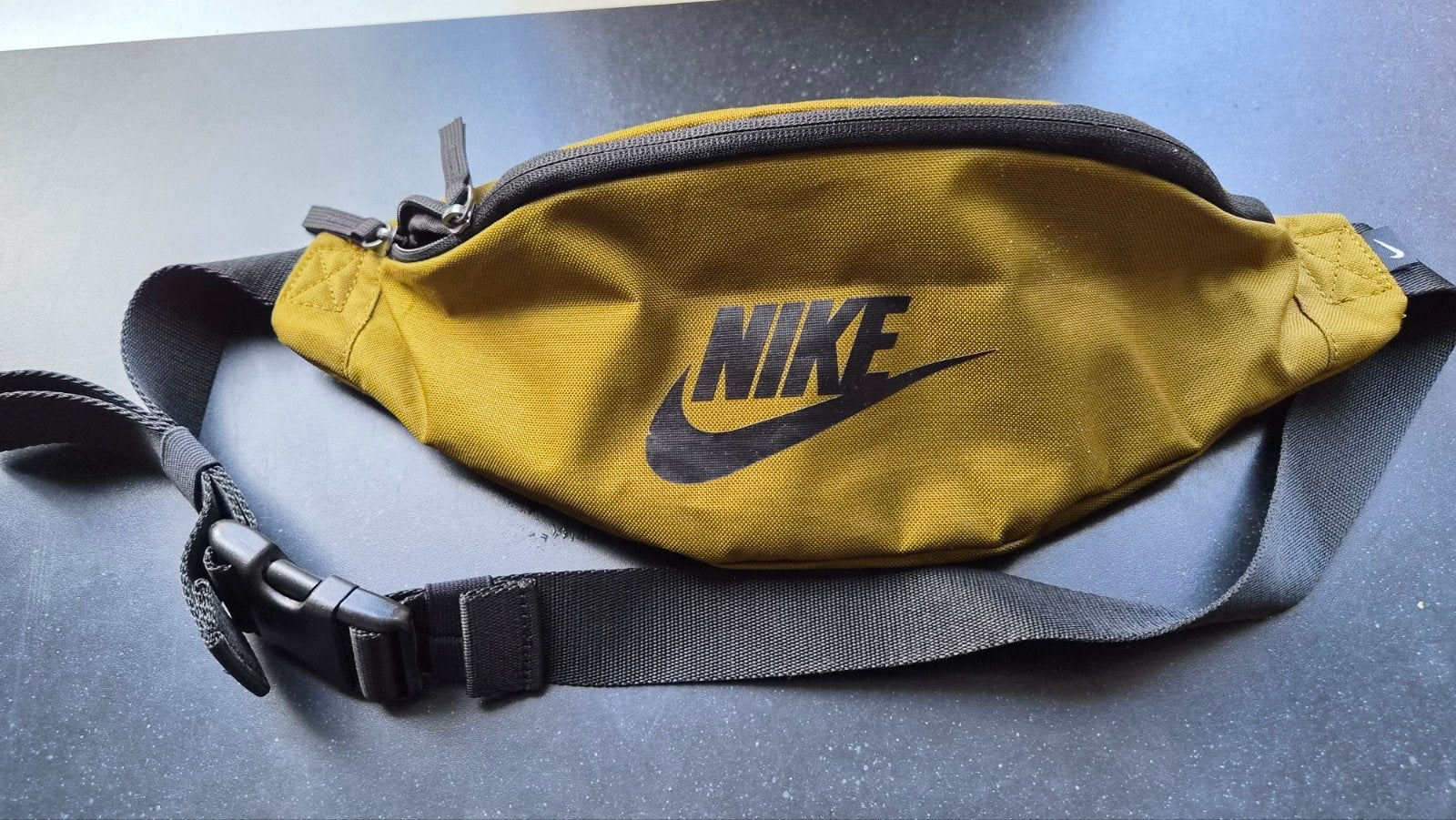 Groene Nike Buideltas - Handig en Stijlvol, Sieraden, Tassen en Uiterlijk, Tassen | Damestassen, Ophalen of Verzenden, Groen, Overige typen