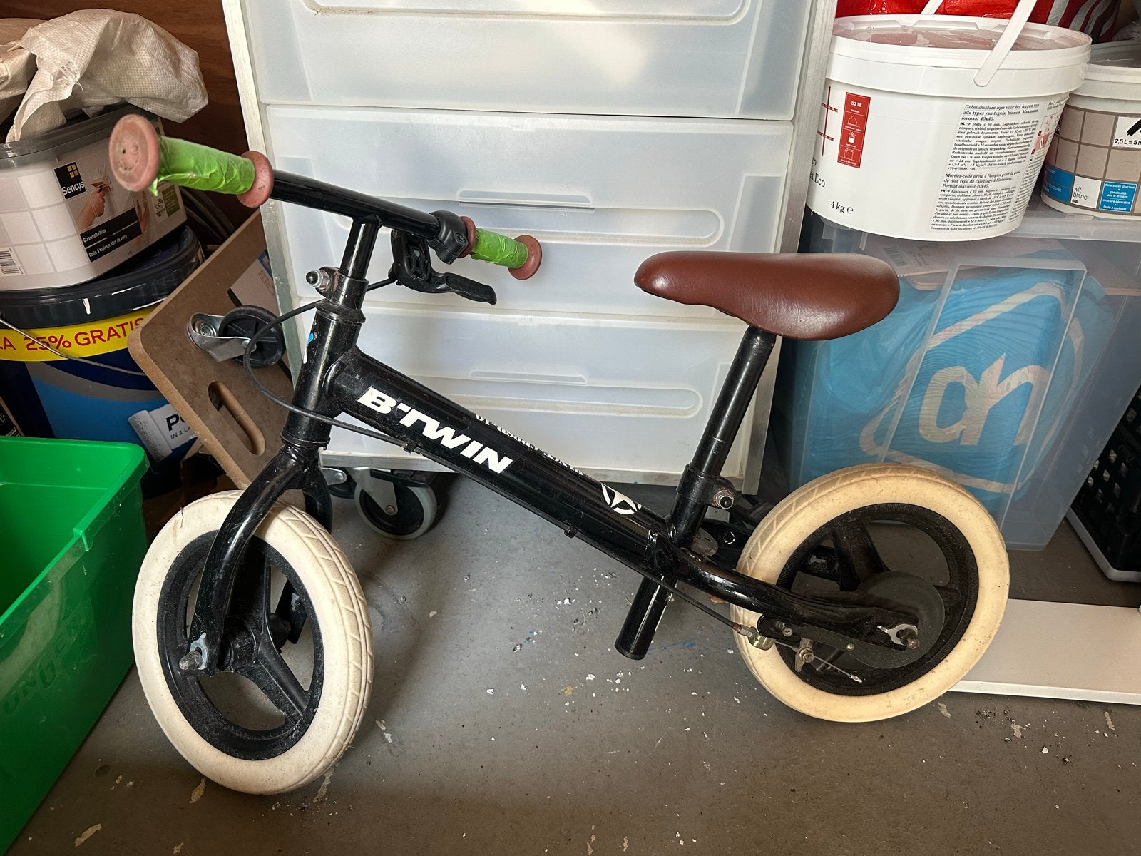 B'Twin loopfiets voor kinderen - Zwart met bruin zadel, Ophalen, Gebruikt, Velgrem, Minder dan 16 inch