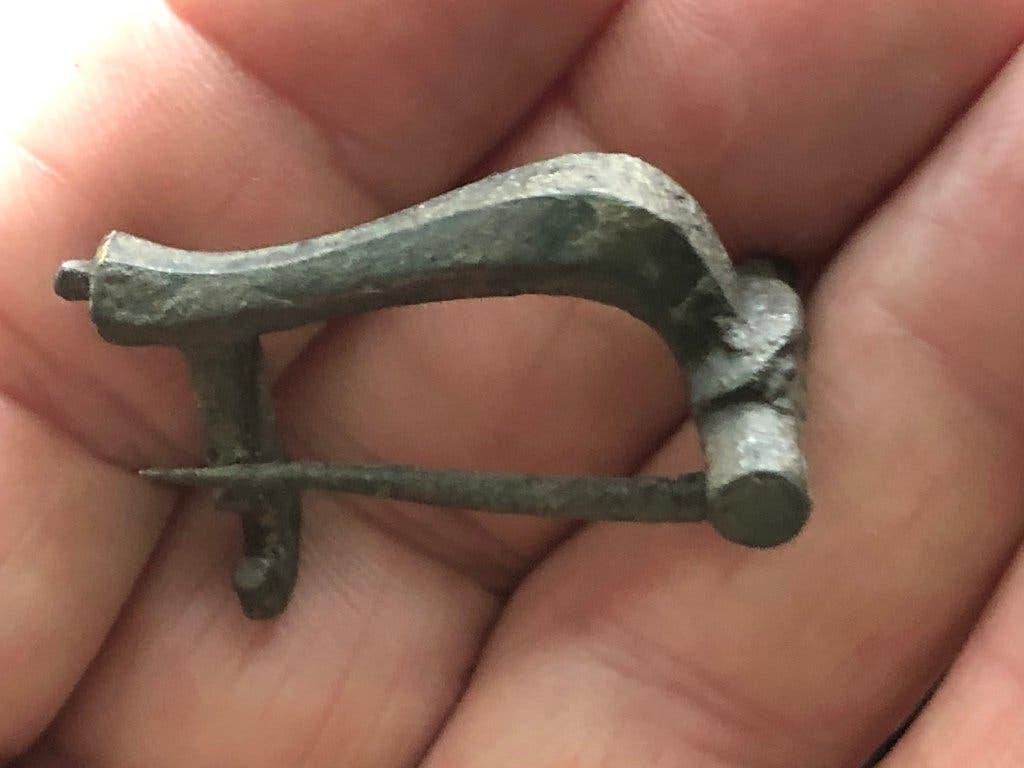 Bodemvondst ROMEINSE Knie FIBULA intacte mantelspeld 1800jr, Ophalen of Verzenden