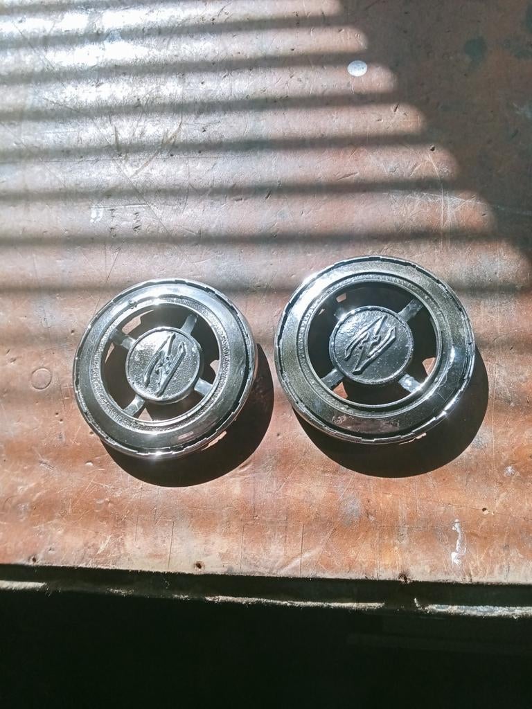 Datsun 240 260 en 280Z emblemen v d ontluchting, Auto-onderdelen, Ophalen of Verzenden, Gebruikt, Nissan