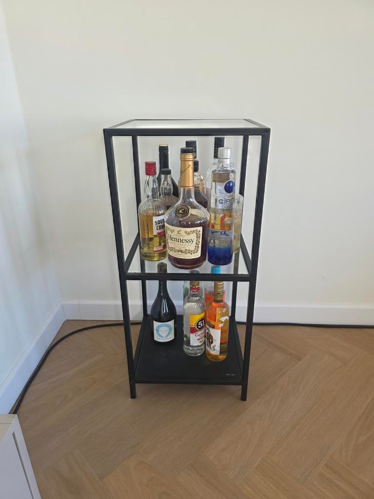 Zwarte vitrinekast / bijzettafel, gehard glas- modern design, Ophalen, Met plank(en), Minder dan 50 cm, Zo goed als nieuw