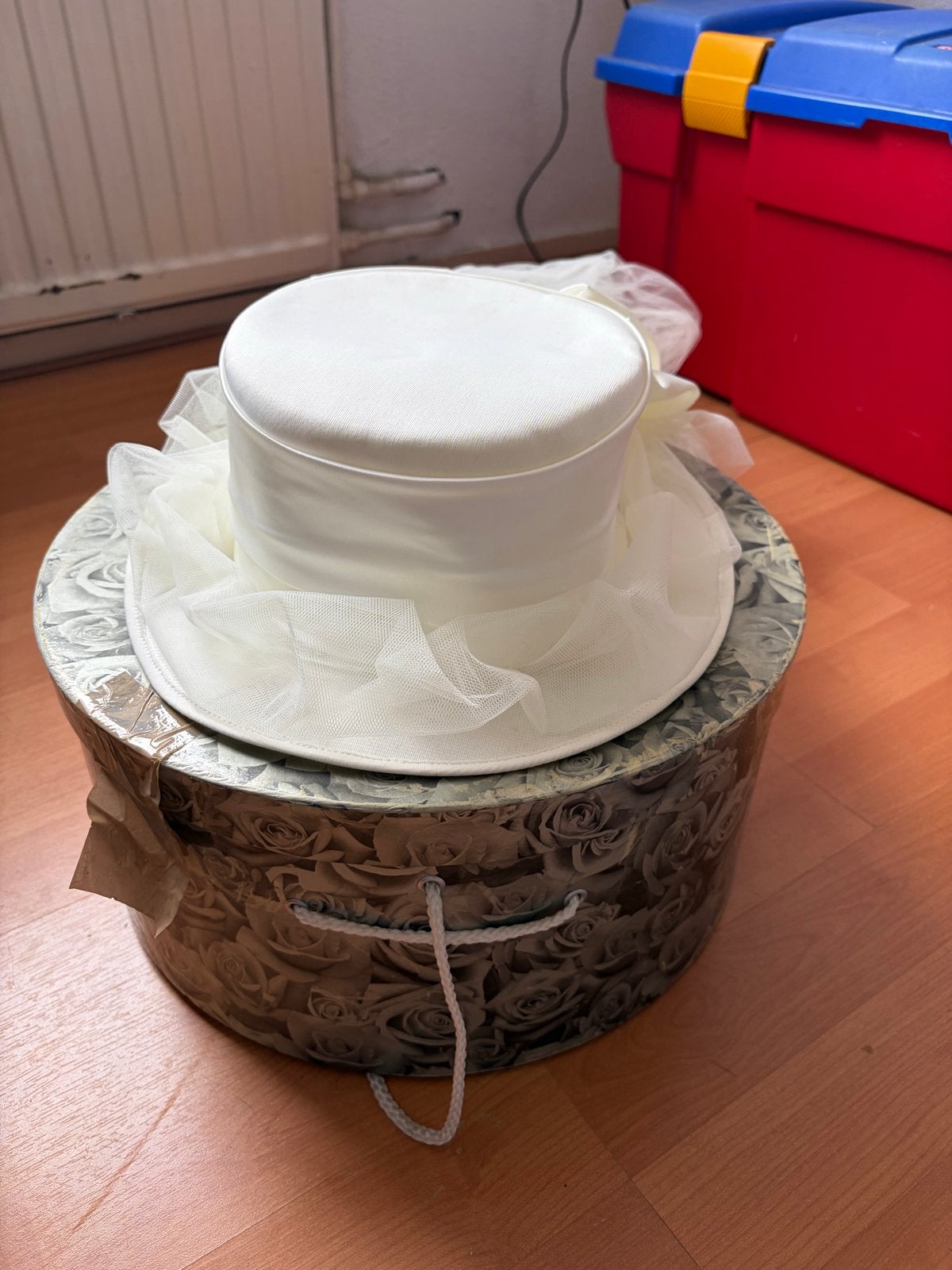 Elegante witte hoed met sluier - Perfect voor bruiloft, Ophalen, Zo goed als nieuw, One size fits all, Hoed