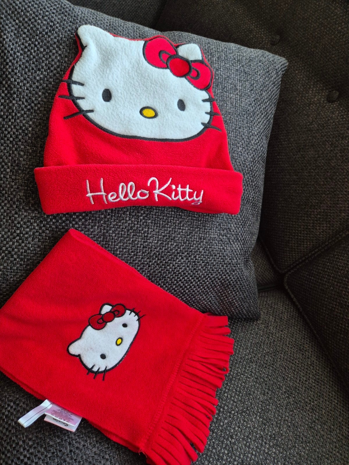 Hello Kitty muts en sjaal set rood fleece, 110 t/m 116, Ophalen of Verzenden, Zo goed als nieuw, Hello Kitty