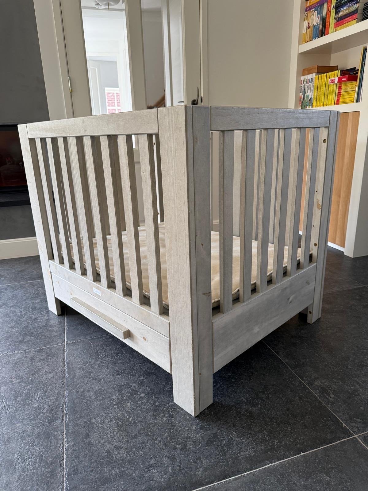 Mooie massief houten Coming Kids box met Koeka boxkleed, Ophalen of Verzenden, Gebruikt, In hoogte verstelbaar