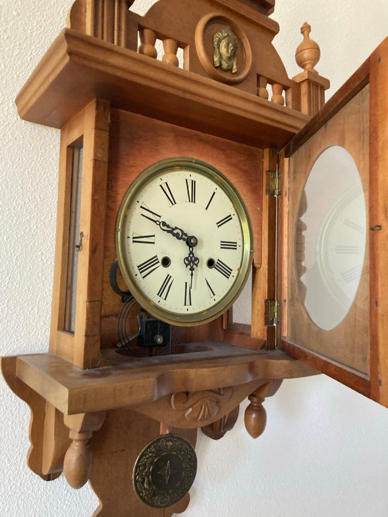 Antieke houten wandklok met slinger en decoraties, Ophalen