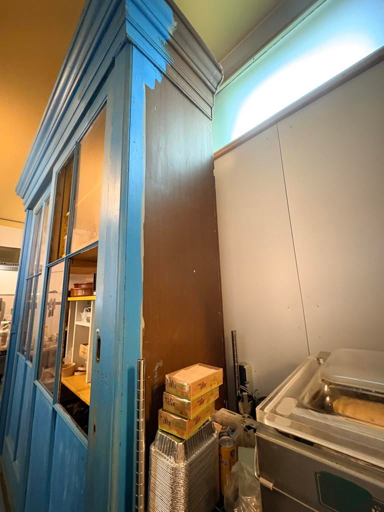 Antieke kast met glazen schuifdeuren, Ophalen